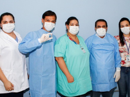 Enfermeira atuante em todo o hospital é a primeira a ser vacinada em Paranaíba