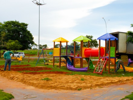 Prefeitura instala playground no Espelho d'Água