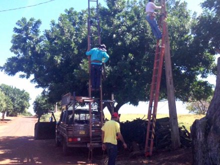 Servi�os de ilumina��o p�blica s�o realizados no Raimundo