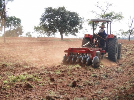 Secretaria de Agricultura e Pecu�ria ajuda produtor rural com trator 