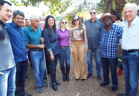 Autoridades comemoram aniversario da cidade na Pra�a 