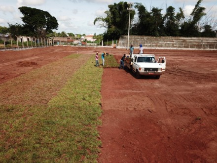 Gramado do CAP começa a ser plantado; iluminação está em fase de testes
