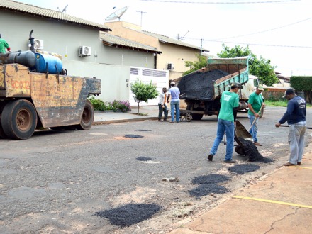 Bairro Jardim Redentora recebe servi�os da Opera��o Tapa Buracos