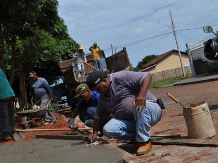Parceria entre Prefeitura e morador possibilita constru��o de cal�ada