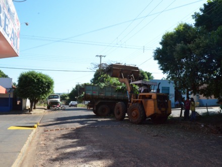 Terrenos s�o limpos no Bairro de Lourdes