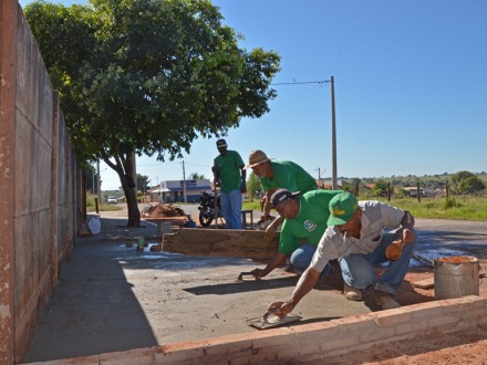 Parceria entre Prefeitura e morador possibilita constru��o de cal�ada