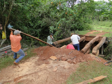 Prefeitura recupera duas pontes de madeira na regi�o do Dutra