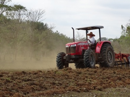 Prefeitura incentiva produtor com gradea��o e preparo do solo
