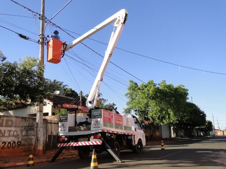 Rua Dr. Rocha Dias recebe manuten��o na rede de ilumina��o