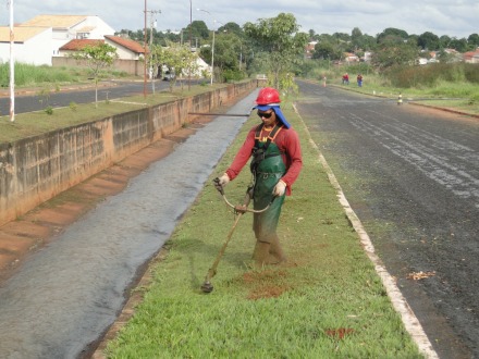 Prefeitura realiza servi�os de limpeza no Centro e Espelho D'�gua