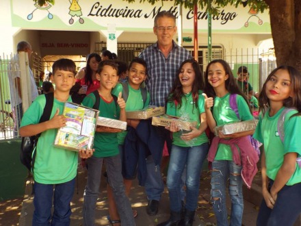 Prefeitura entrega kits e uniformes escolares