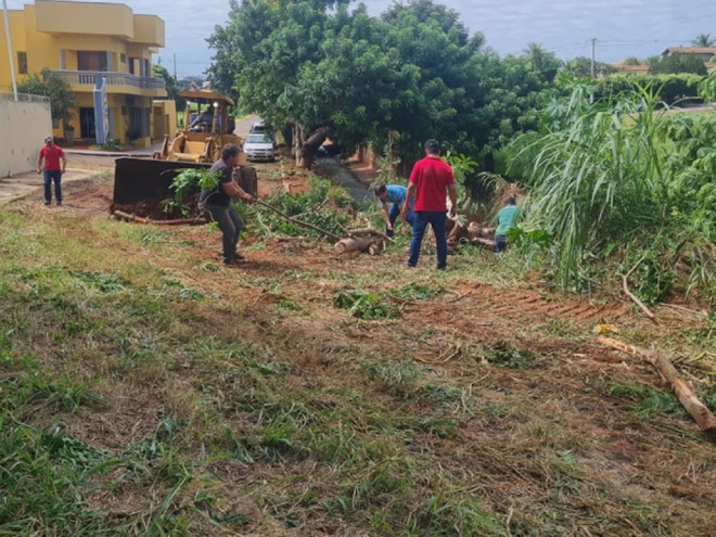Prefeitura limpa margens do Córrego dos Buritis Prefeitura limpa margens do Córrego dos Buritis