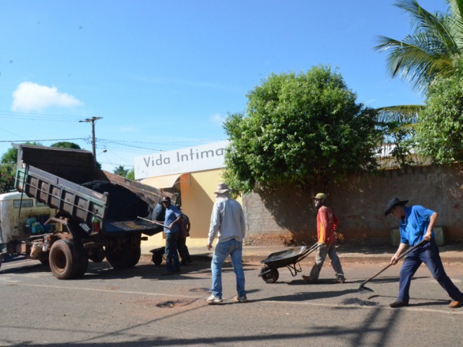 Opera��o tapa-buracos continua no bairro Santo Ant�nio