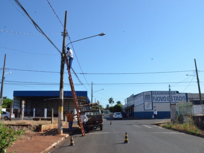 Rua Generoso Ponce recebe reparos em iluminao Rua Generoso Ponce recebe reparos em iluminao