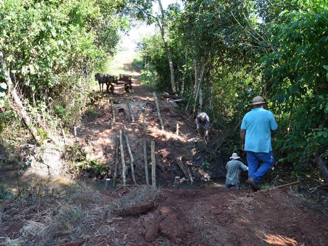 Prefeitura reforma ponte sobre o c�rrego Retiro