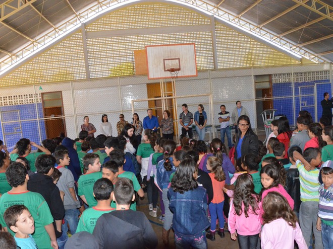 Prefeitura entrega 1400 uniformes no Major