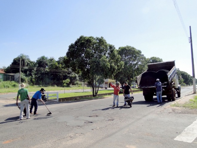 Avenida Durval Rodrigues Lopes recebe trabalho de tapa-buracos