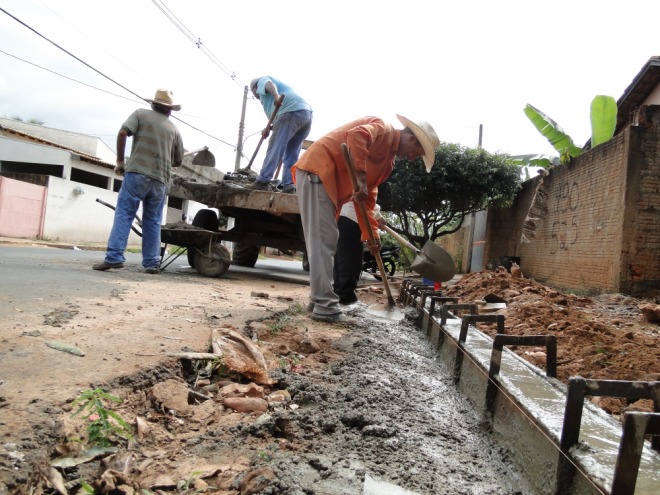 Prefeitura realiza constru��o de meio-fio no Bairro de Lourdes 