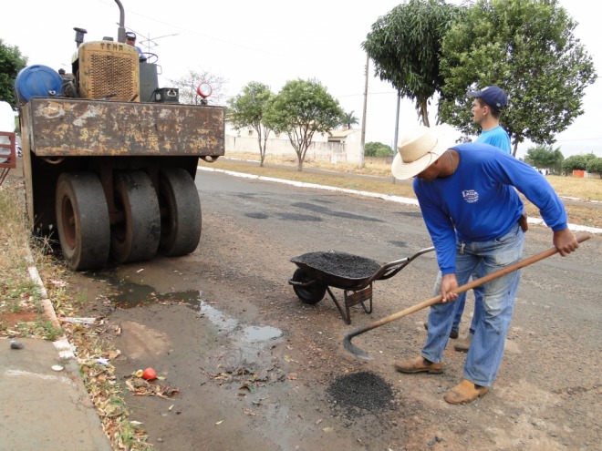 Avenida Aristides Klafke recebe servi�os de tapa-buracos