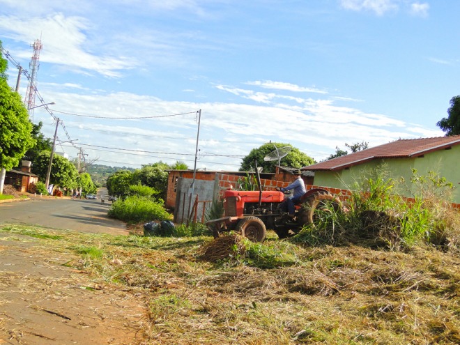 Prefeitura limpa terrenos para combater Aedes Aegypti