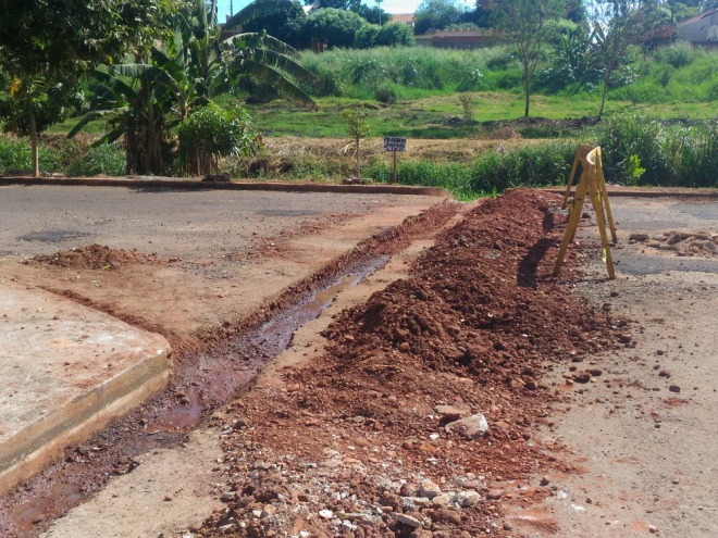 Canaleta � constru�da na Avenida Durval Rodrigues Lopes