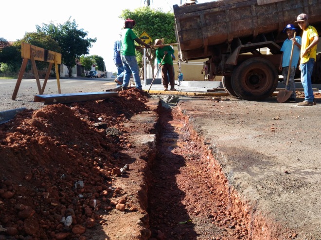 Prefeitura constr�i canaleta na Rua Marechal Rondon