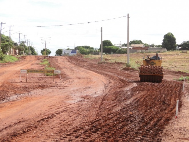 Avenida Quedu Leal recebe ajustes para inicio do asfaltamento