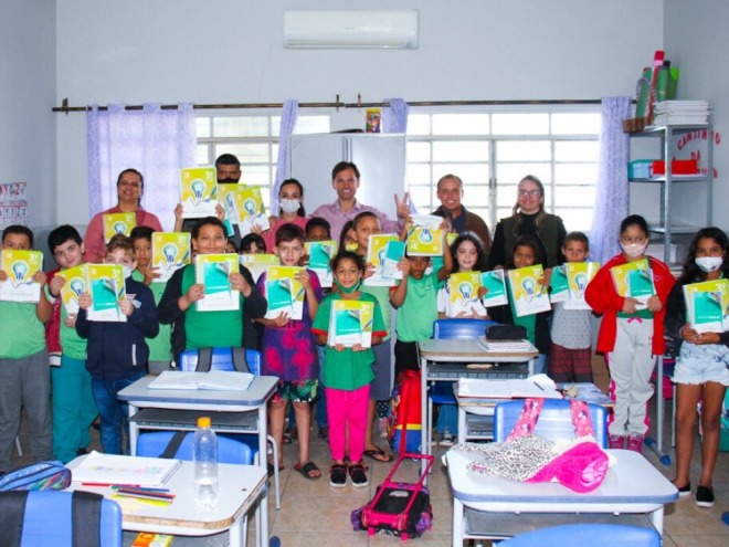 SEMED faz entrega de apostilas do Sistema Aprende Brasil SEMED faz entrega de apostilas do Sistema Aprende Brasil