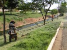 Prefeitura realiza servi�os de limpeza em c�rrego 