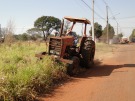 Prefeitura executa limpeza de terreno no Jardim Inoc�ncia 