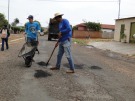 Avenida Aristides Klafke recebe servi�os de tapa-buracos