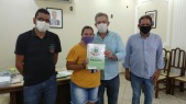 Entrega de escrituras de casas para familias do Jardim America