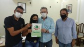 Entrega de escrituras de casas para familias do Jardim America