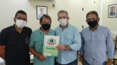 Entrega de escrituras de casas para familias do Jardim America