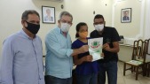 Entrega de escrituras de casas para familias do Jardim America