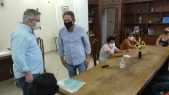 Entrega de escrituras de casas para familias do Jardim America