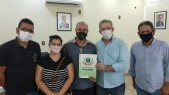 Entrega de escrituras de casas para familias do Jardim America