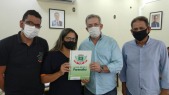 Entrega de escrituras de casas para familias do Jardim America