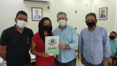 Entrega de escrituras de casas para familias do Jardim America