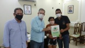 Entrega de escrituras de casas para familias do Jardim America