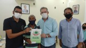 Entrega de escrituras de casas para familias do Jardim America