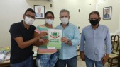 Entrega de escrituras de casas para familias do Jardim America
