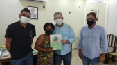 Entrega de escrituras de casas para familias do Jardim America