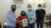 Entrega de escrituras de casas para familias do Jardim America