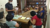Entrega de escrituras de casas para familias do Jardim America