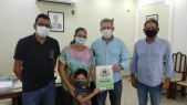 Entrega de escrituras de casas para familias do Jardim America