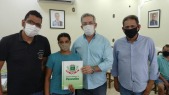 Entrega de escrituras de casas para familias do Jardim America